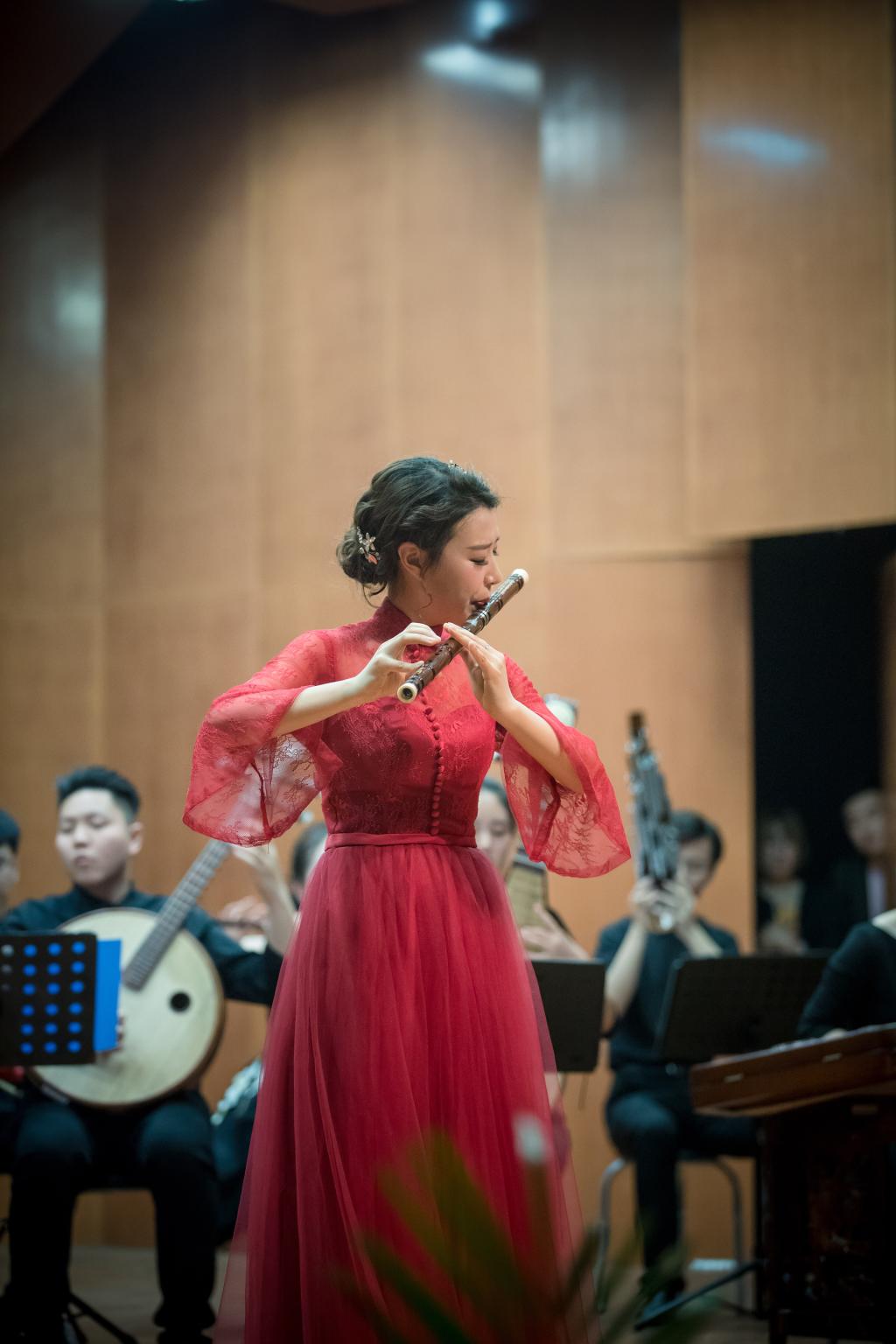 突然停电竹笛老师淡定演奏 学生掏出手机点起浪漫星海