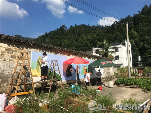 江西应用科技学院“援艺乡村”青年实践团为理坑村绘制环保墙绘