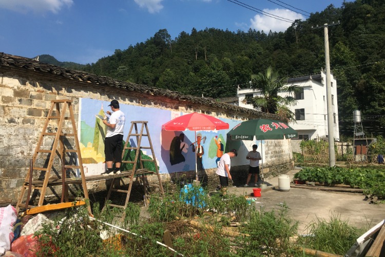 江西应用科技学院“援艺乡村”青年实践团为理坑村绘制环保墙绘