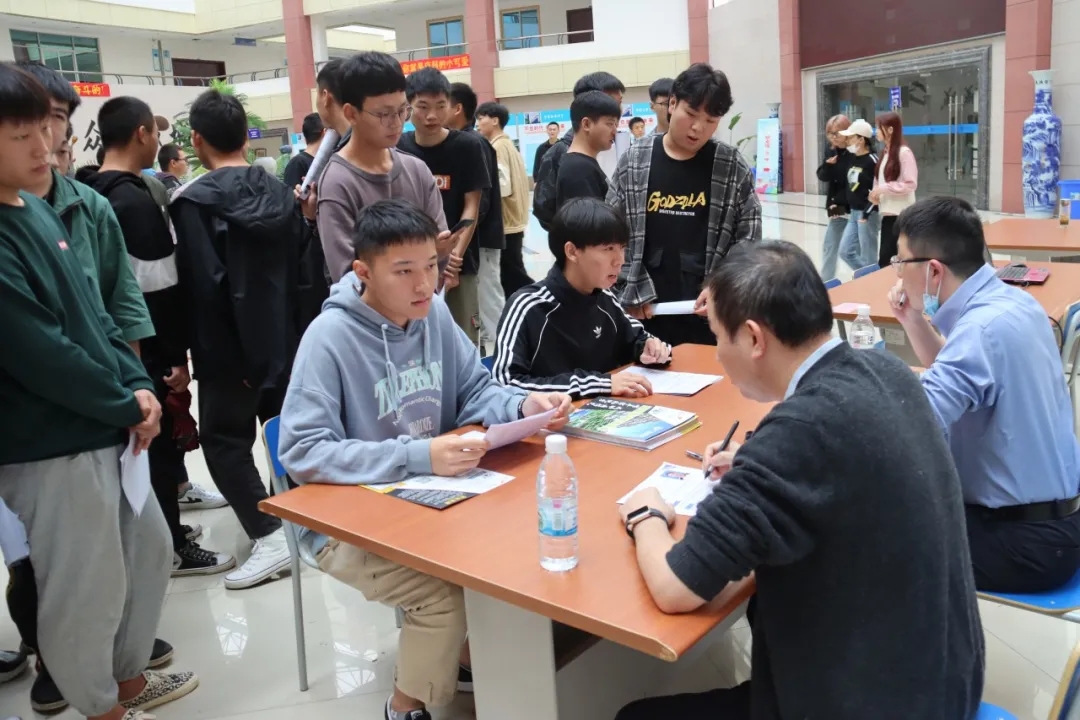 江西应用科技学院举办实习双选会